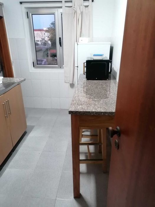 Alugo quarto individual a rapaz a 5 minutos da universidade de aveiro