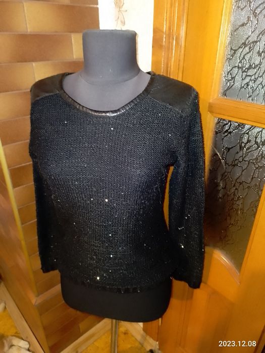 Продам светрики на 12-13 років на зріст 158 см ,