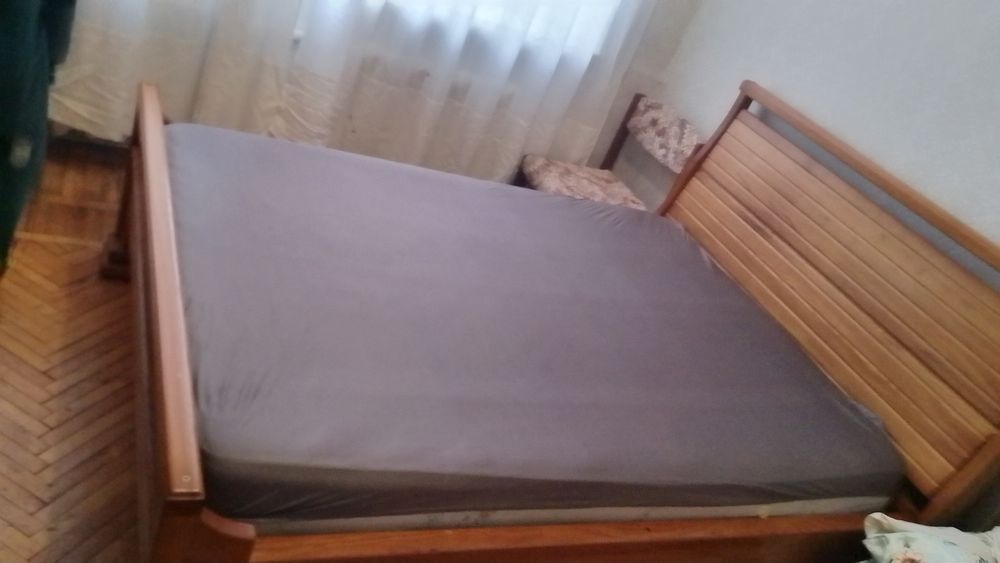 Продается кровать, двухспальная в хорошем состоянии с матрасом.