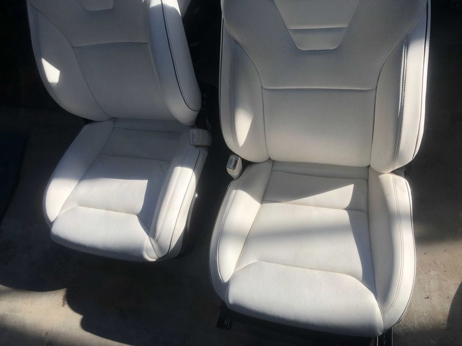 Сидіння на Tesla X