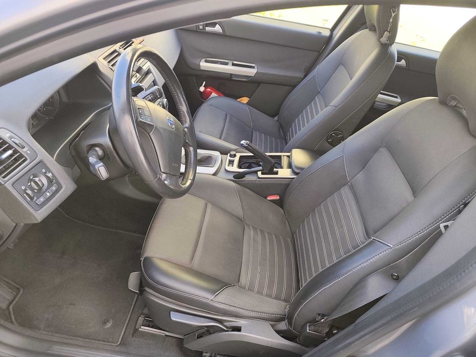Volvo V50.