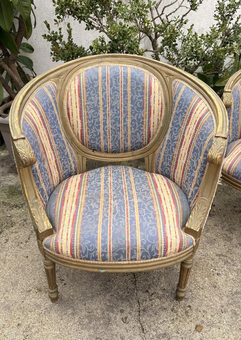 Par de lindos antigos cadeirões estilo Luís XVI