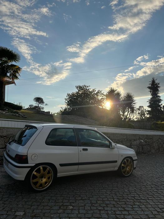Renault Clio TD 5 lugares(Preço sem jantes speedline)