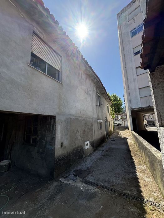 Moradia de 2 pisos com terreno no centro da Lousã