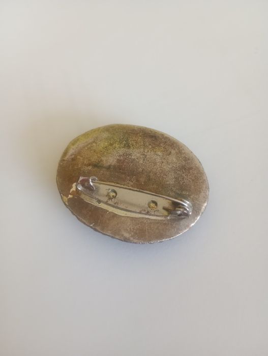 Broszka PRL z kamieniem naturalnym