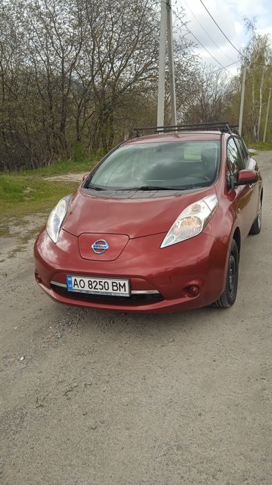 Nissan leaf електромобіль