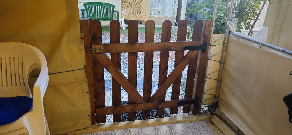 portao madeira com suportes e ferragens