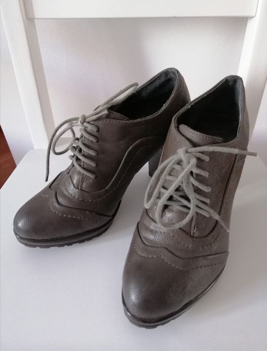 Buty wiązane na obcasie 36