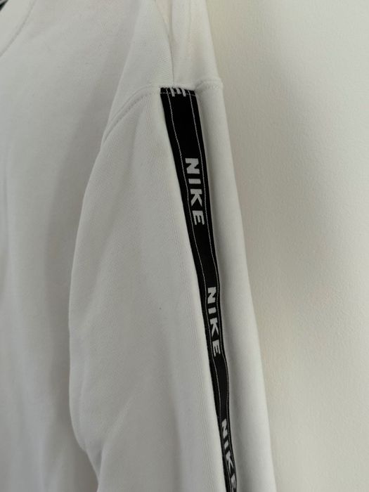 Biała bluza Nike sportowa z lampasami
