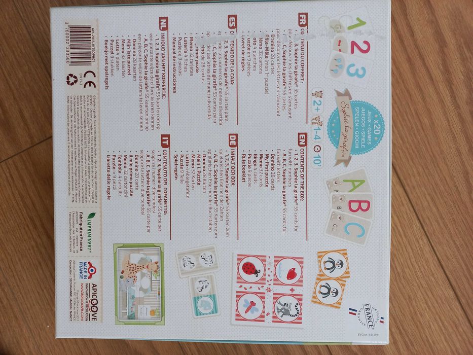 Caixa com diversos jogos da girafa sofia para criança