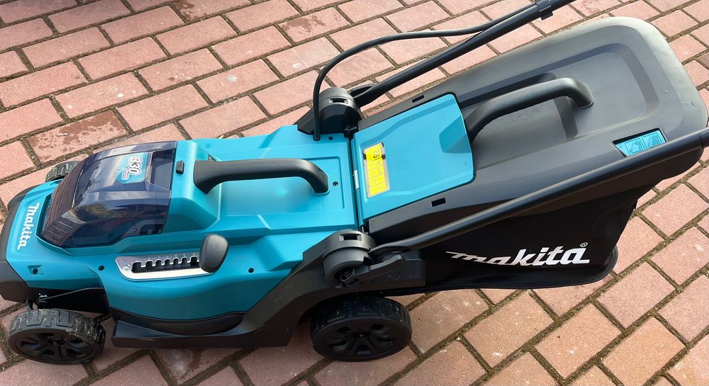 Kosiarka akumulatorowa 33cm 1x5Ah Makita DLM330ST