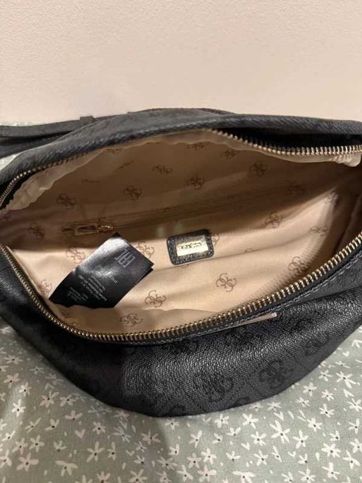 GUESS nerka saszetka na łańcuszku czarna monogram