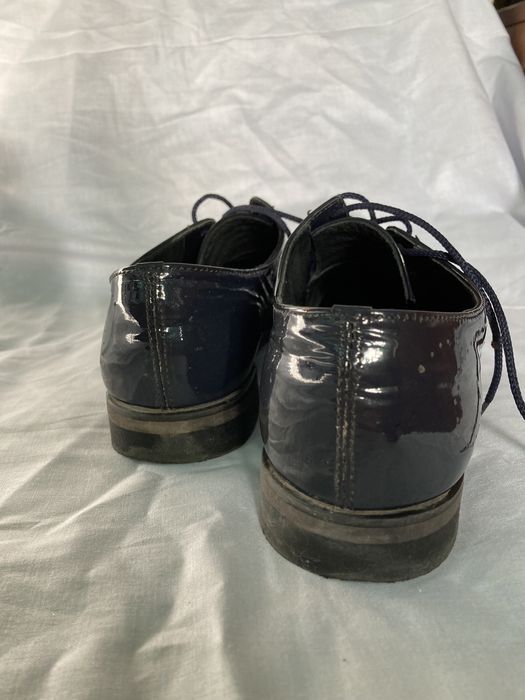 Лакові туфлі.