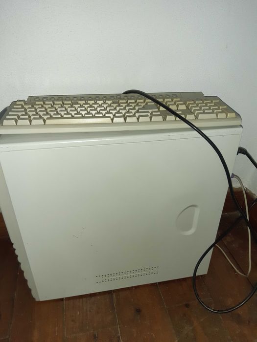 Caixa de computador, colunas e monitor.