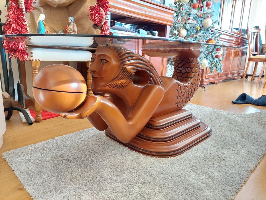 Mesa de centro de vidro com sereia de madeira