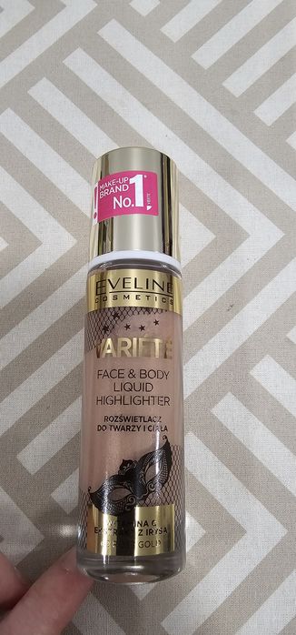 Eveline komfortowy płynny rozświetlacz do twarzy i ciała 02 Rose gold
