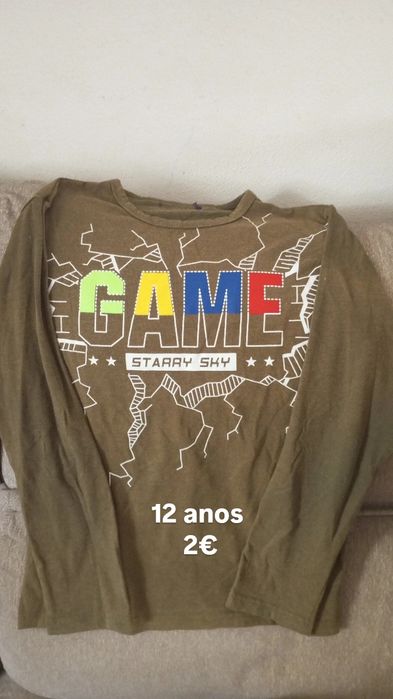 Roupa usada de rapaz