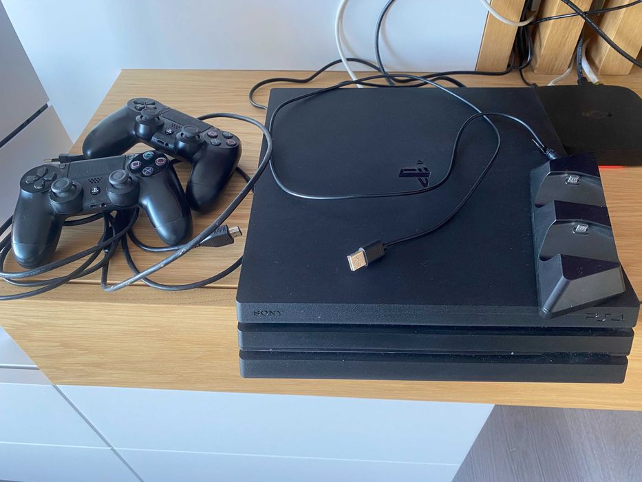 PlayStation 4: 2 Comandos + Acessórios – Braga