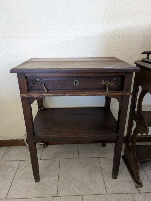 Mesa de madeira com prateleira