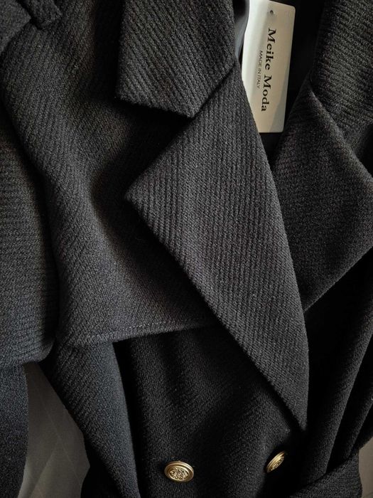 Długi płaszcz damski czarny wzór jodełka