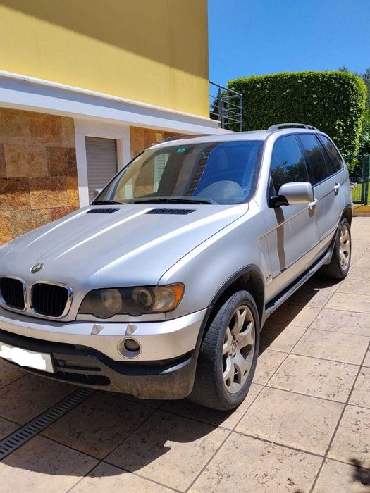 Viatura  BMW X53 trata o próprio