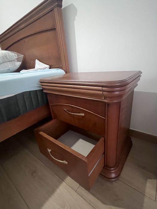 Cama e mesas de cabeceira a combinar - Madeira maciça (usada)