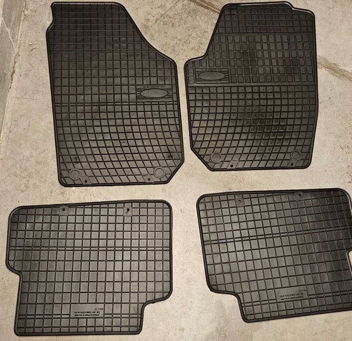 Dywaniki samochodowe gumowe, komplet 4 szt., pasują do m.in. Seat Ibiza IV 6J – jak nowe