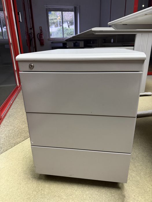 Conjunto de escritório: secretária + cadeira  + caixote do lixo