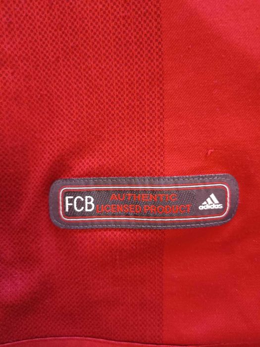 Camisola Bayern Munique da Adidas(sem número ou nome; tamanho 10-12)
