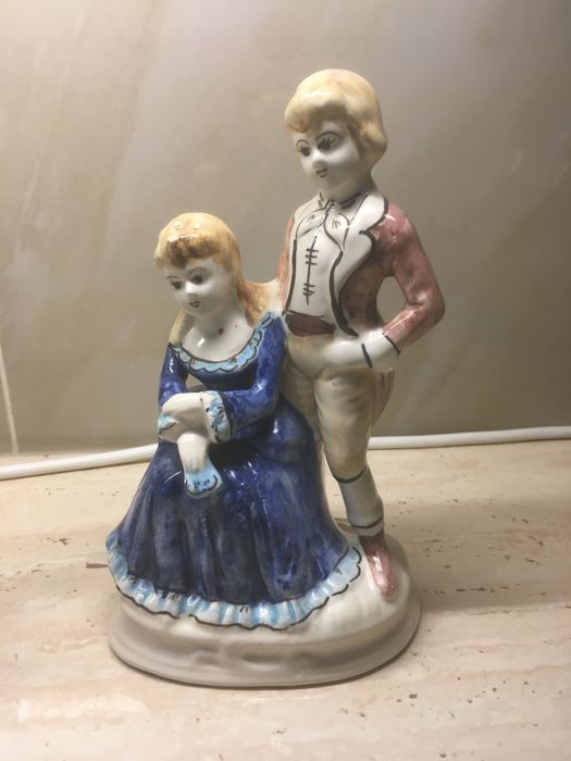 Figurka z porcelany chłopak i dziewczyna