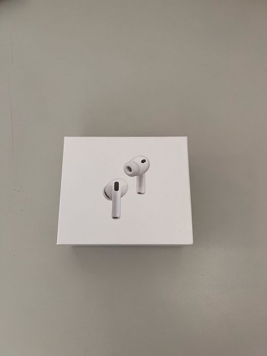 Airpods pro 3.
