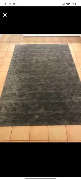 Carpete de sala castanha de pêlo curto