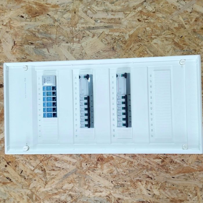 Rozdzielnica Hager Volta natynkowe 4x12