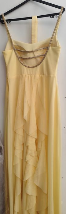 Vestido amarelo (cor pantone do ano)