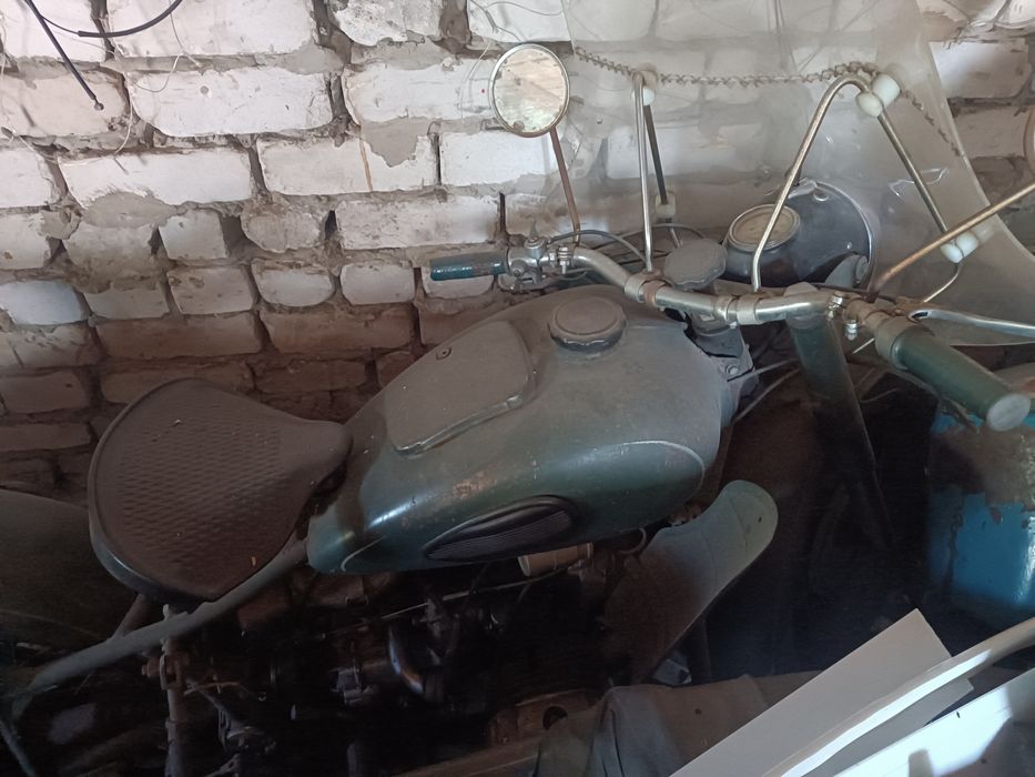 Мотоцикл К 750 на ходу. Оригінал.