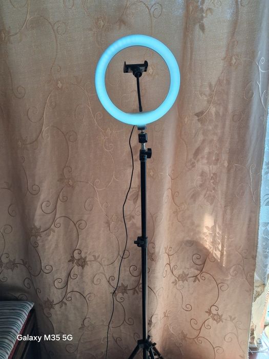 Кільцева лампа зі штативом
