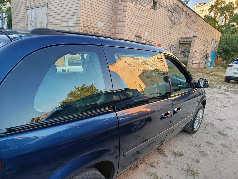 Класний Chrysler Voyager 2005