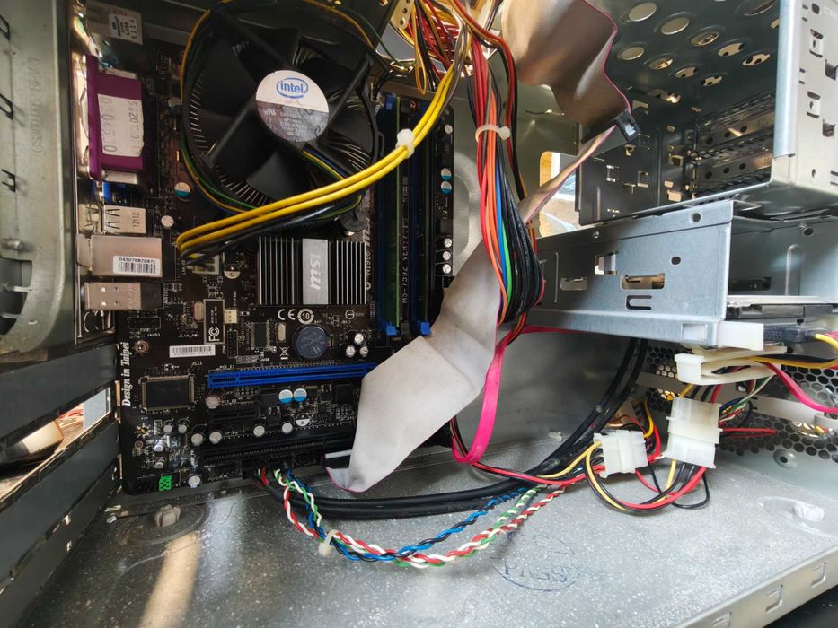 Conjunto 2 computadores a funcionar.