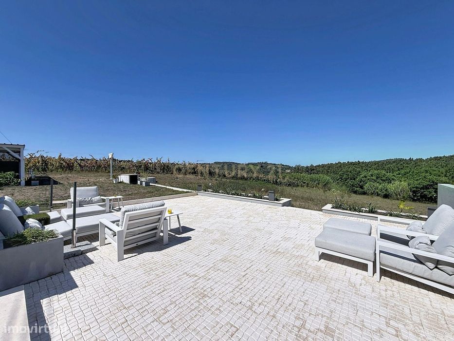 Moradia isolada com amplo terreno de 1.350 m², junto a Alcobaça