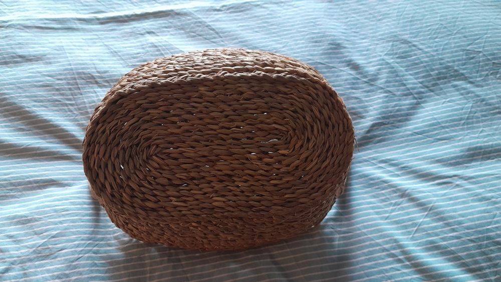 Cesta de vime com pegas em pele 26cmx21cm e 10cm de altura
