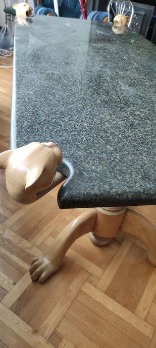 Різблений стіл з гранітною плитою