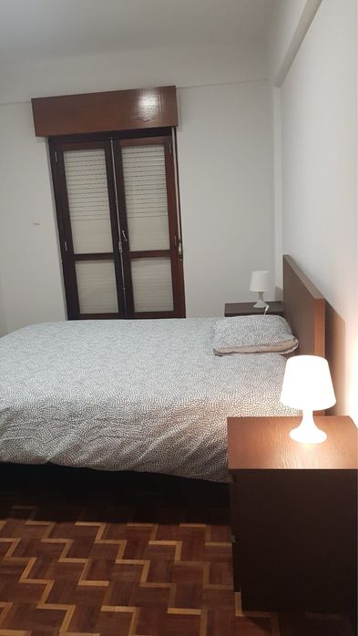 Quarto casal com varanda para arrendar no Cacem bem localizado