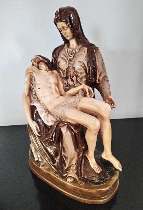 Estátua de Cristo no colo da Virgem Maria - Pietá - Figuras Religiosas