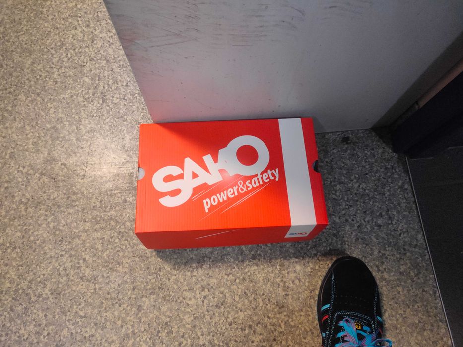 Buty, do pracy w magazynie, z ochroną palców.