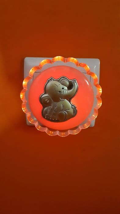 Luz presença com símbolo prata