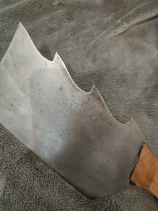 Ręcznie robiony nóż z drewnianą rączką