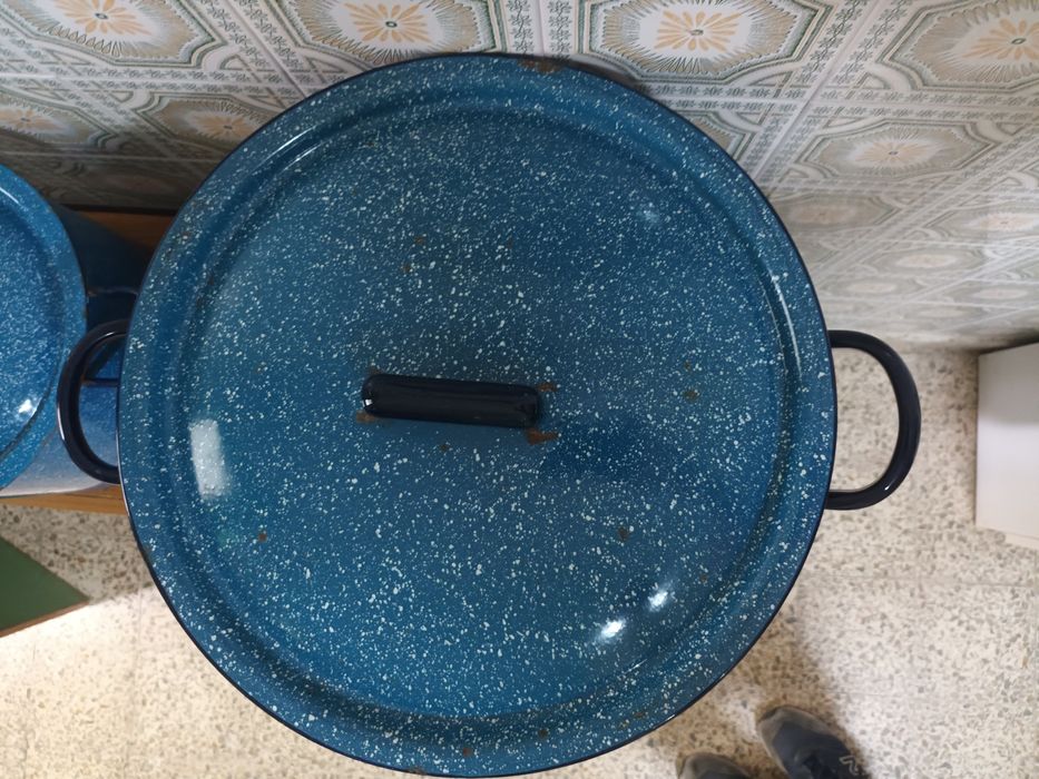 Duas panelas grandes em esmalte