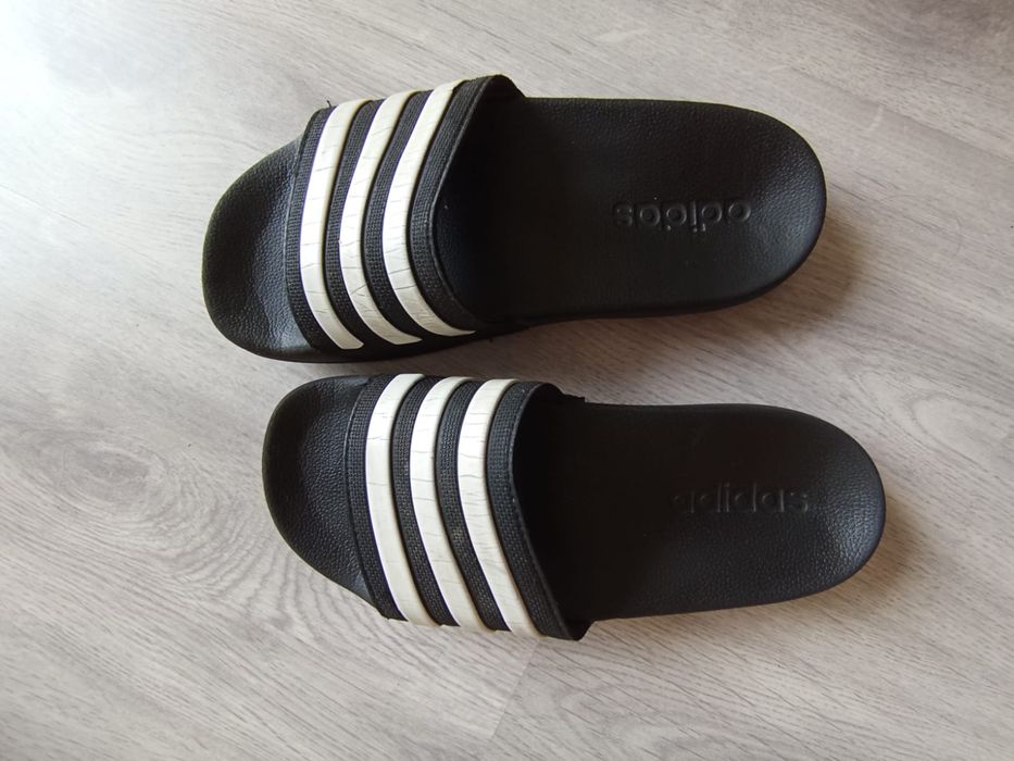 Chinelos adidas para praia, piscina ou outro