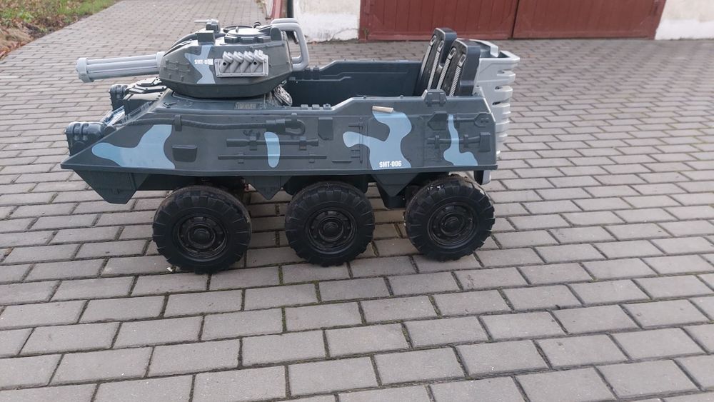 Дитячий електромобіль