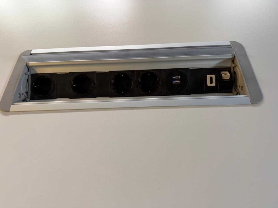 Mesa e 6 cadeiras de escritório, com gestão de cablagem in & out